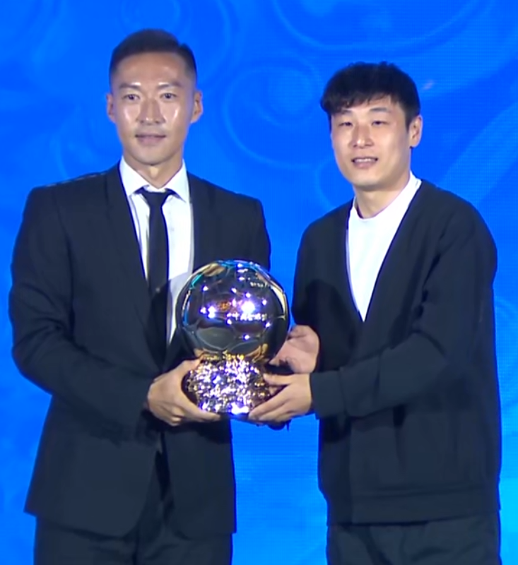 华体会官网入口-中国金球奖感人一幕!五金王为双金王颁奖,吴曦:或是最后一奖